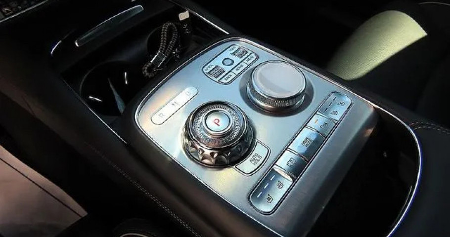 Genesis G90 