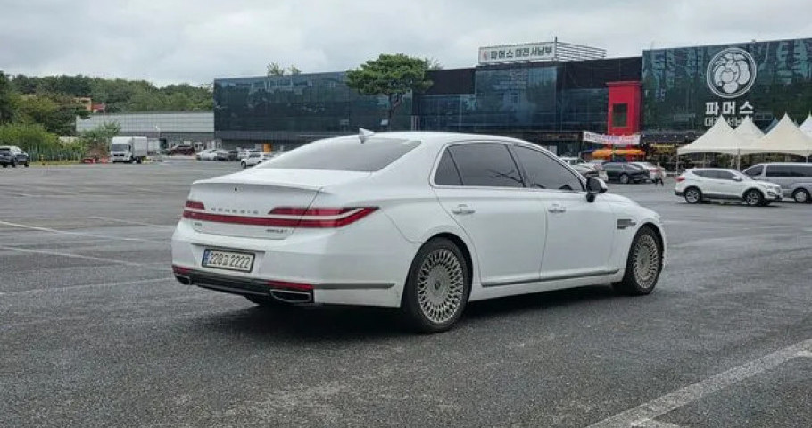 Genesis G90 