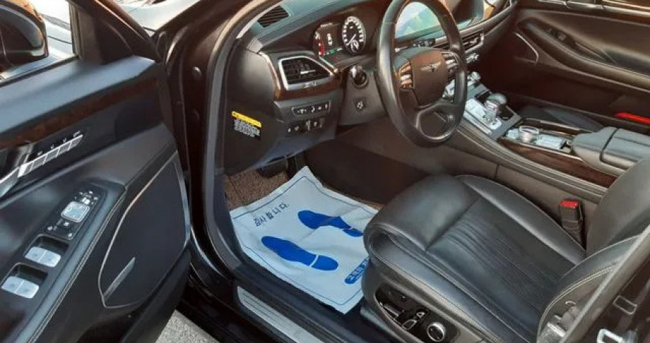 Genesis G90 