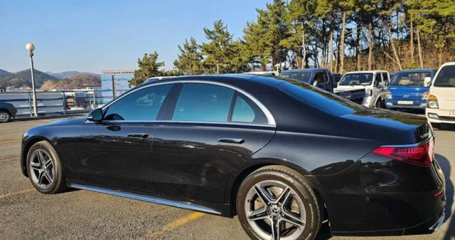 Mercedes-Benz S-Class 