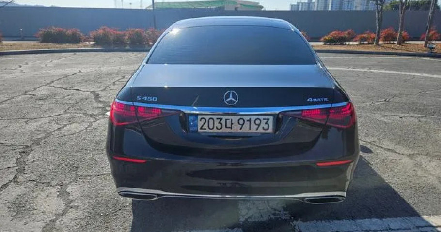 Mercedes-Benz S-Class 