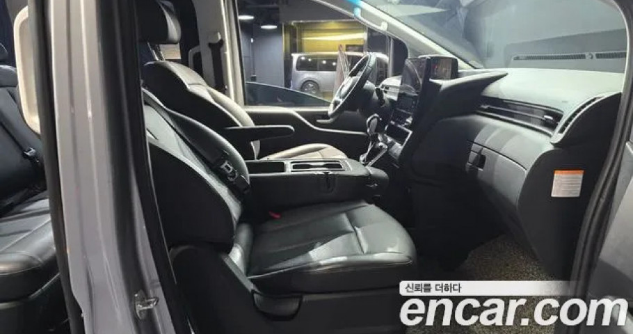 Hyundai Staria 
