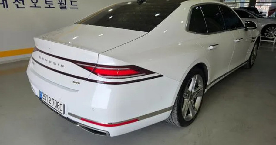 Genesis G90 