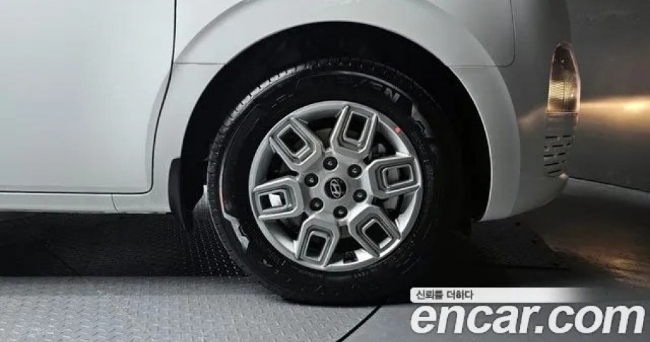 Hyundai Staria 