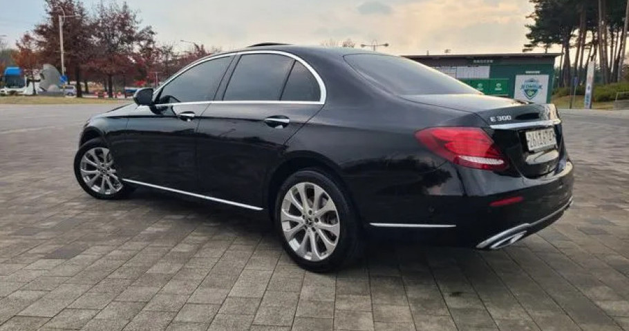 Mercedes-Benz E-Class 