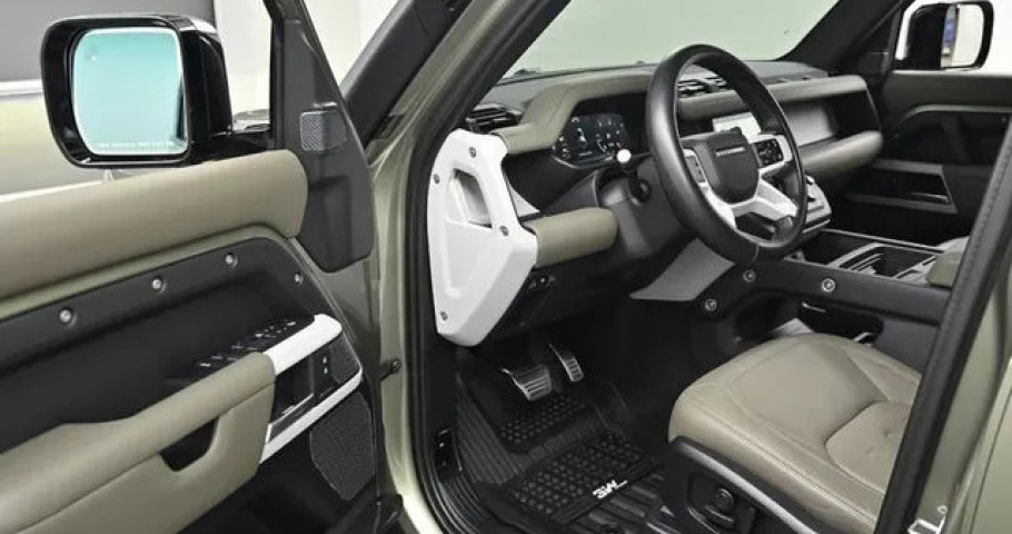 Land Rover Defender 