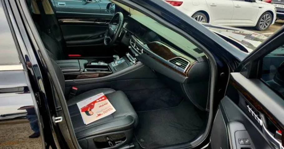 Genesis G90 