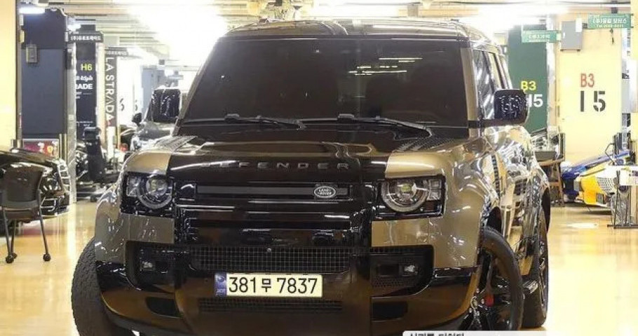 Land Rover Defender 