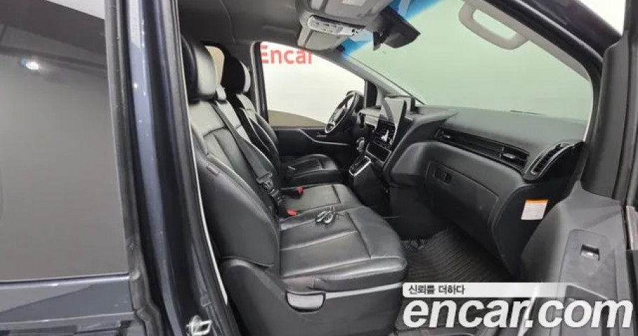 Hyundai Staria 