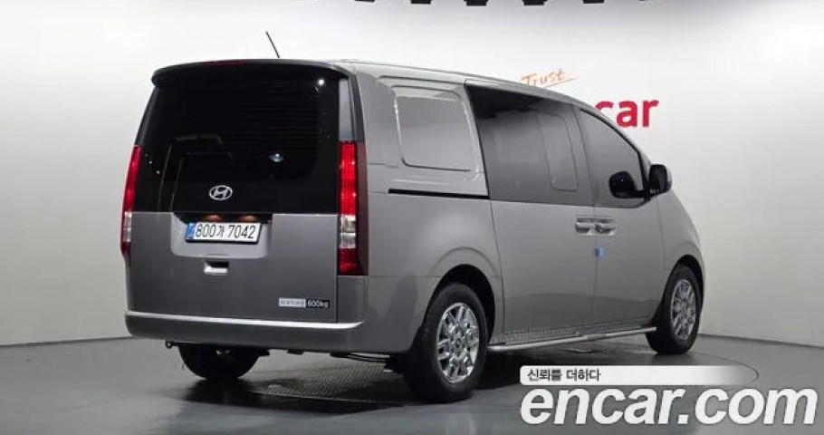 Hyundai Staria 