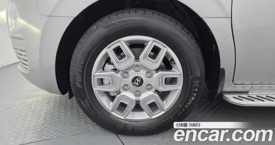 Hyundai Staria 