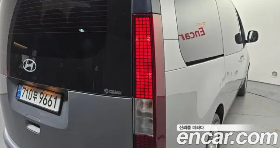 Hyundai Staria 