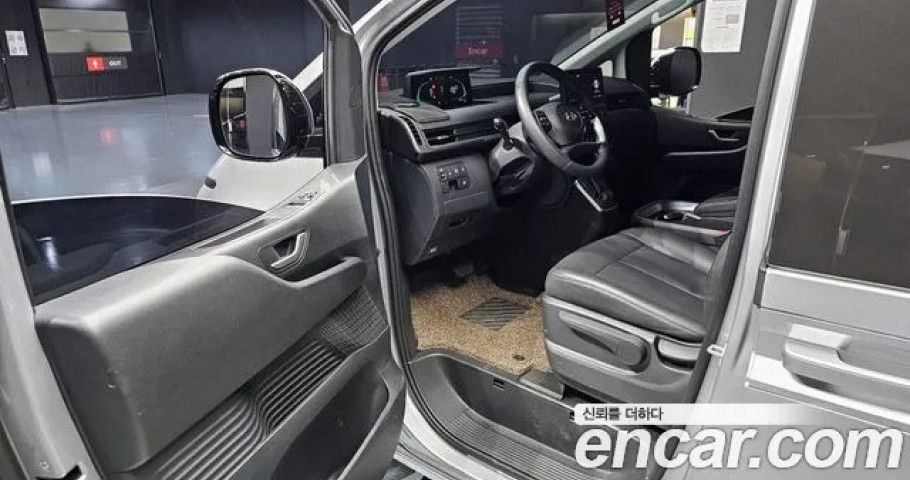 Hyundai Staria 