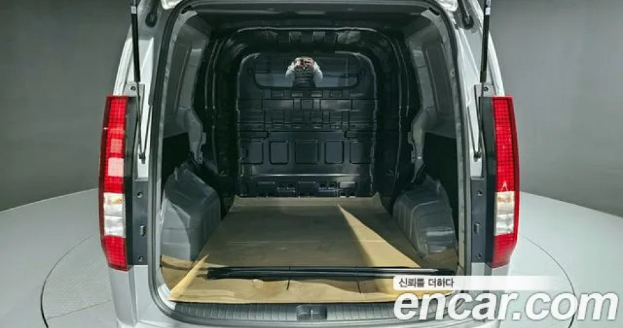 Hyundai Staria 