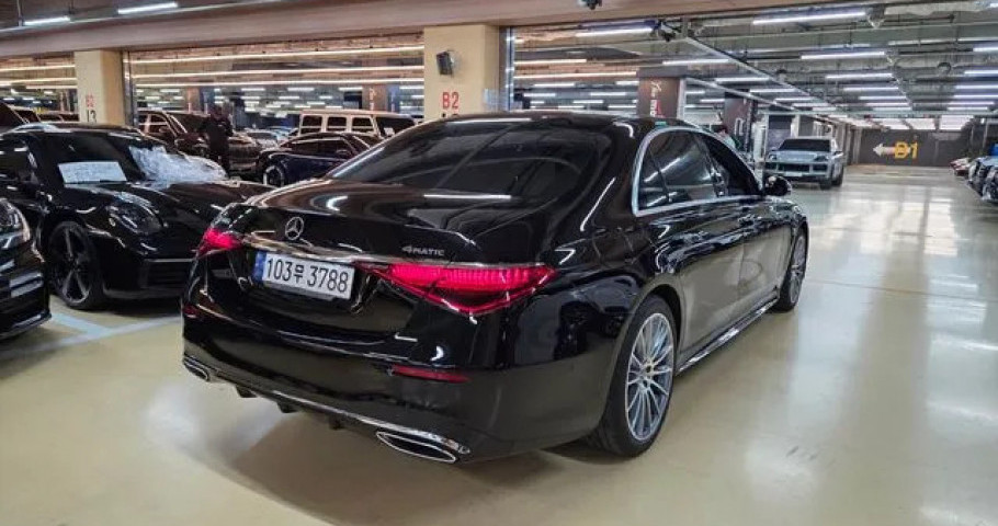 Mercedes-Benz S-Class 