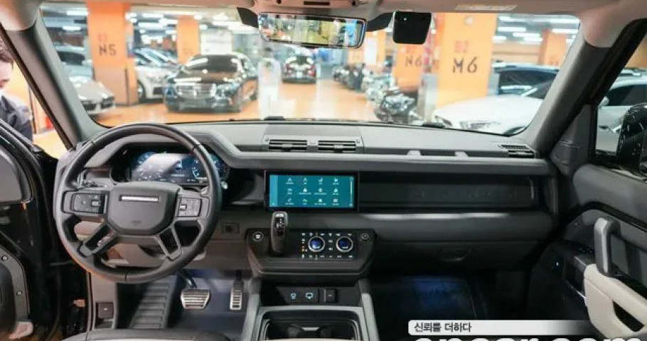 Land Rover Defender 