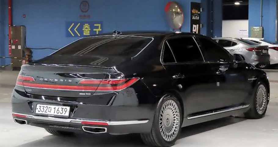Genesis G90 
