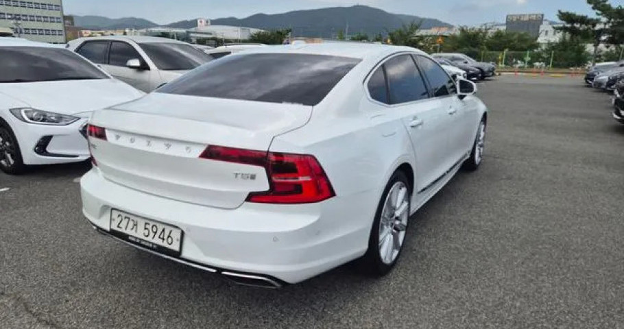Volvo S90 