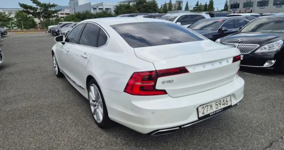Volvo S90 