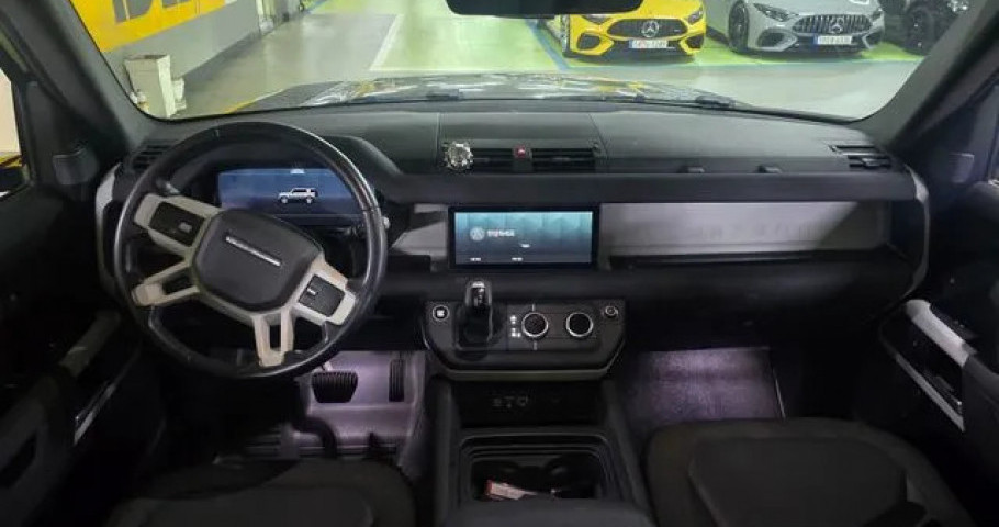 Land Rover Defender 