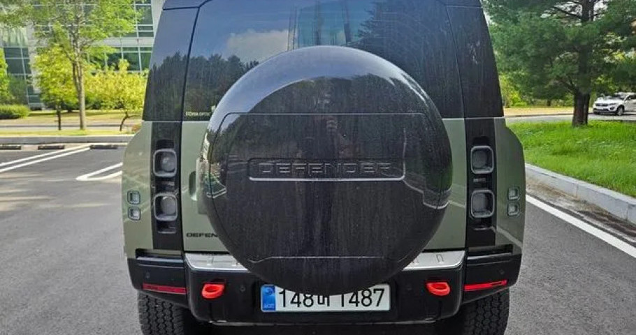 Land Rover Defender 