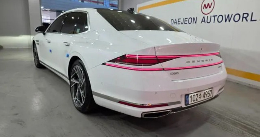 Genesis G90 
