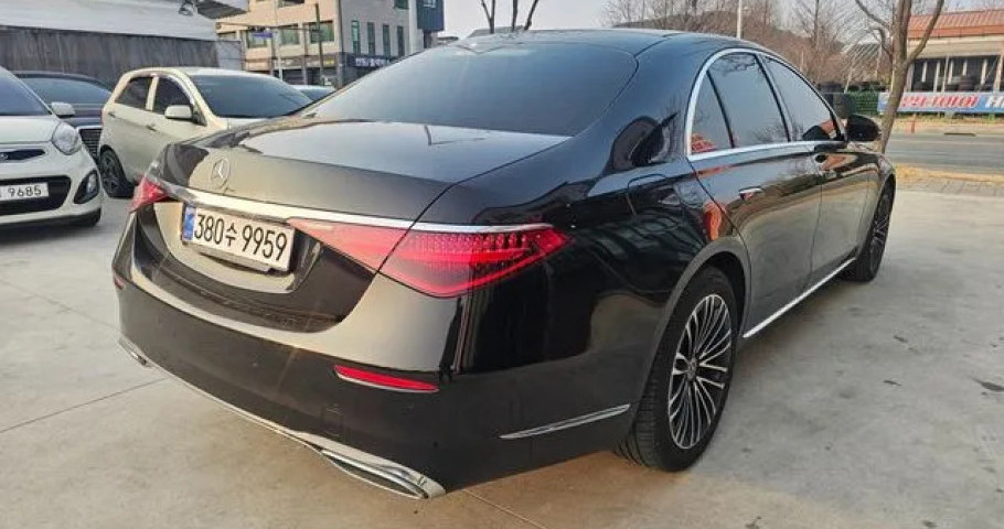 Mercedes-Benz S-Class 