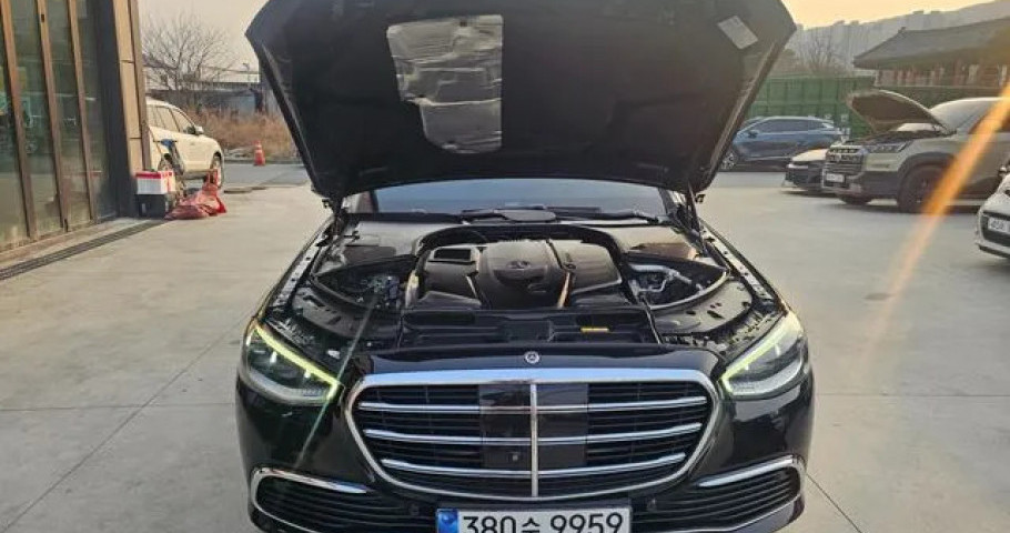 Mercedes-Benz S-Class 