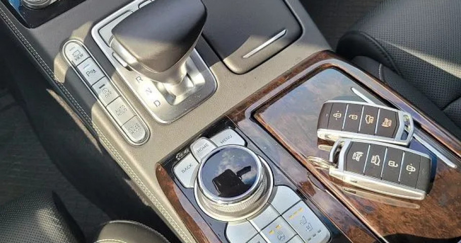 Genesis G90 