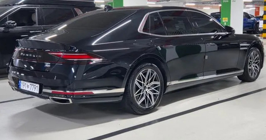 Genesis G90 