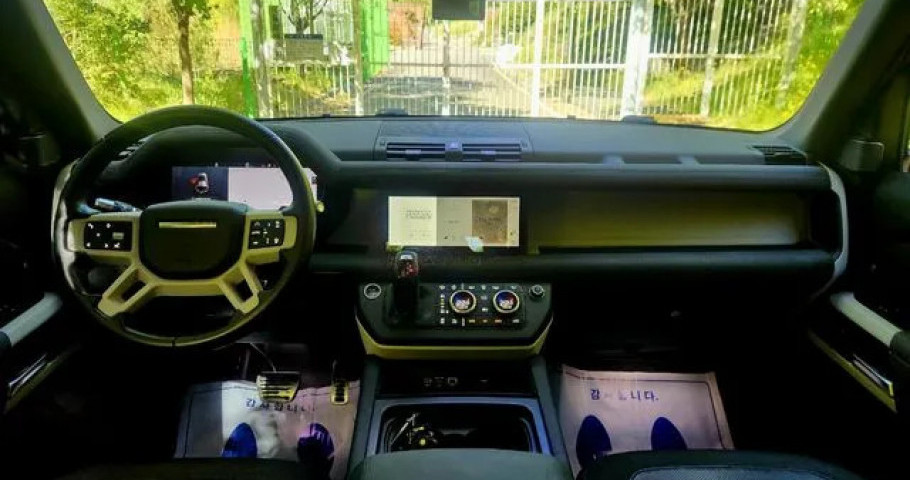 Land Rover Defender 