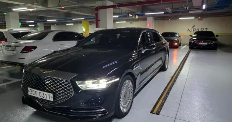 Genesis G90 