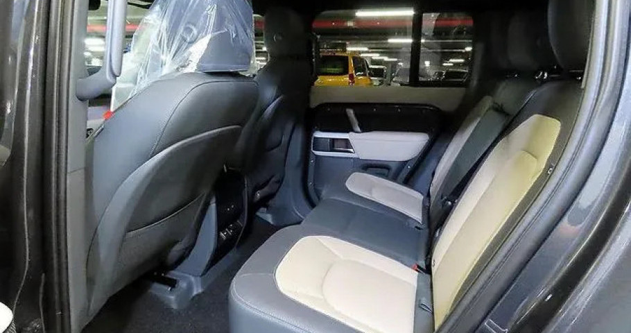 Land Rover Defender 
