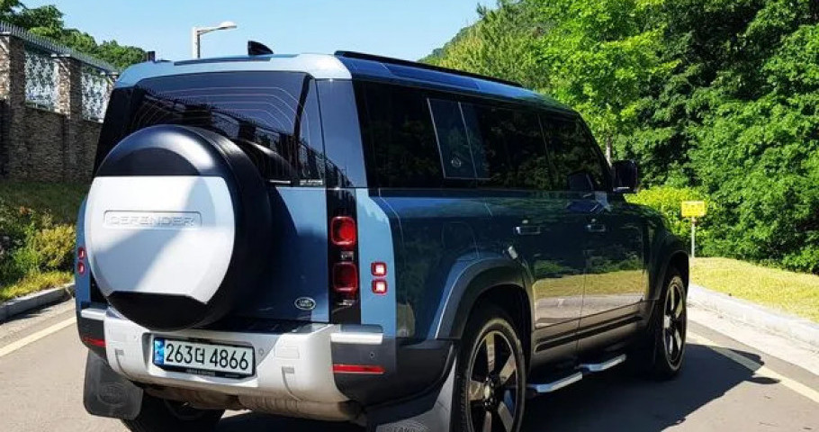 Land Rover Defender 