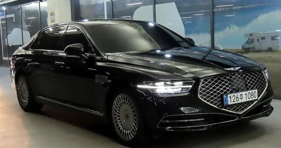 Genesis G90 