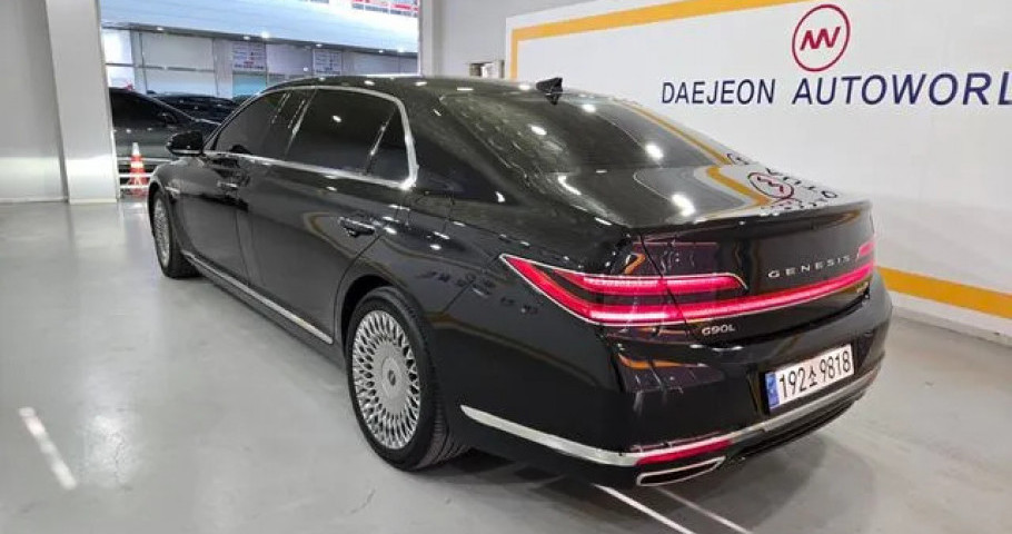 Genesis G90 