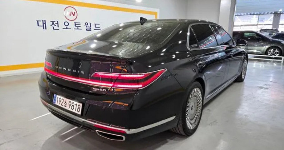 Genesis G90 