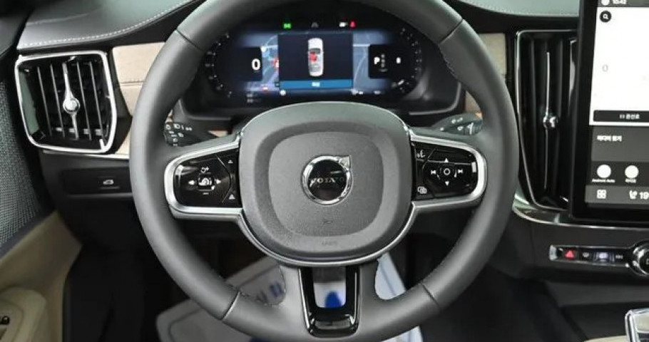 Volvo S90 