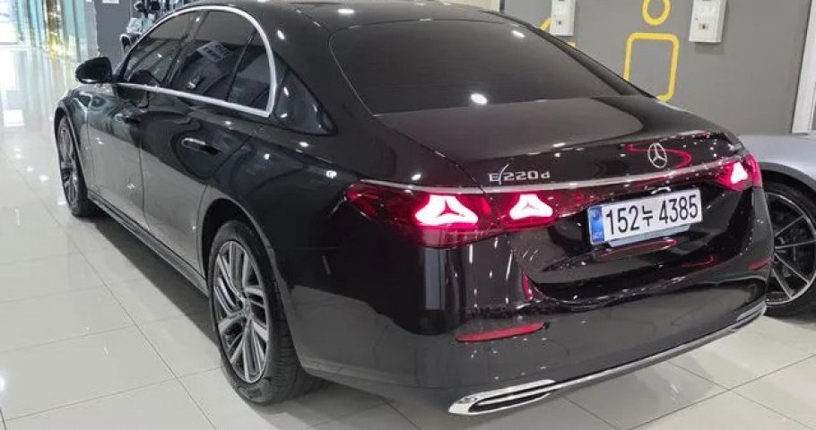 Mercedes-Benz E-Class 