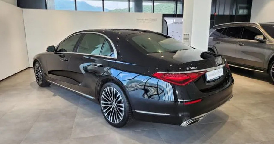 Mercedes-Benz S-Class 