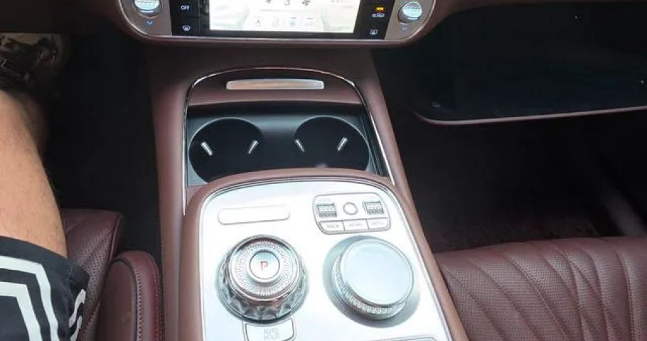 Genesis G90 