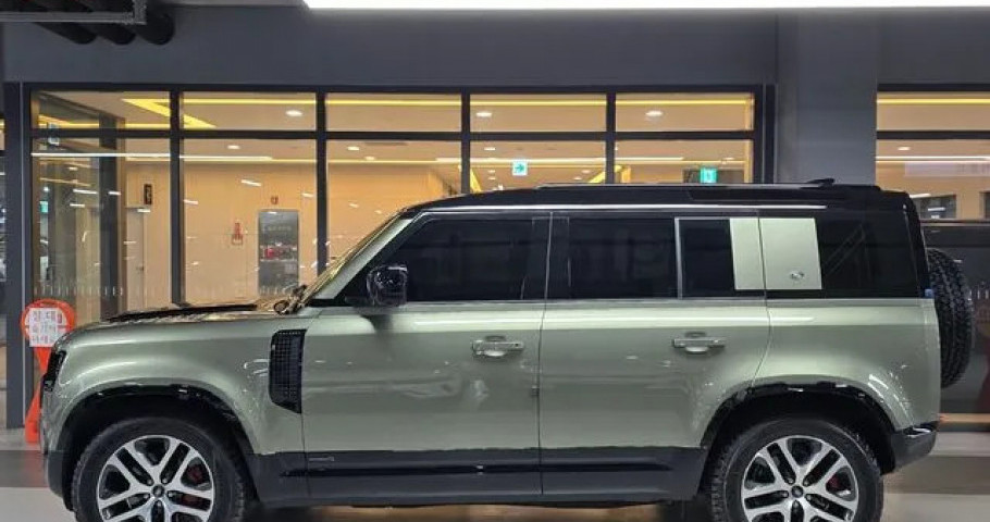 Land Rover Defender 
