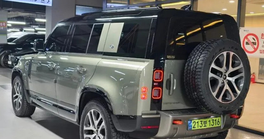 Land Rover Defender 