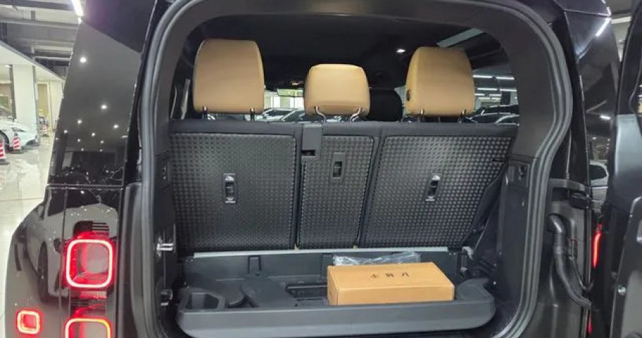Land Rover Defender 