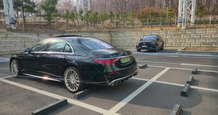 Mercedes-Benz S-Class 