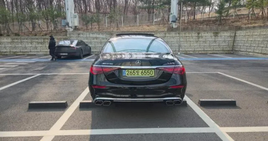 Mercedes-Benz S-Class 