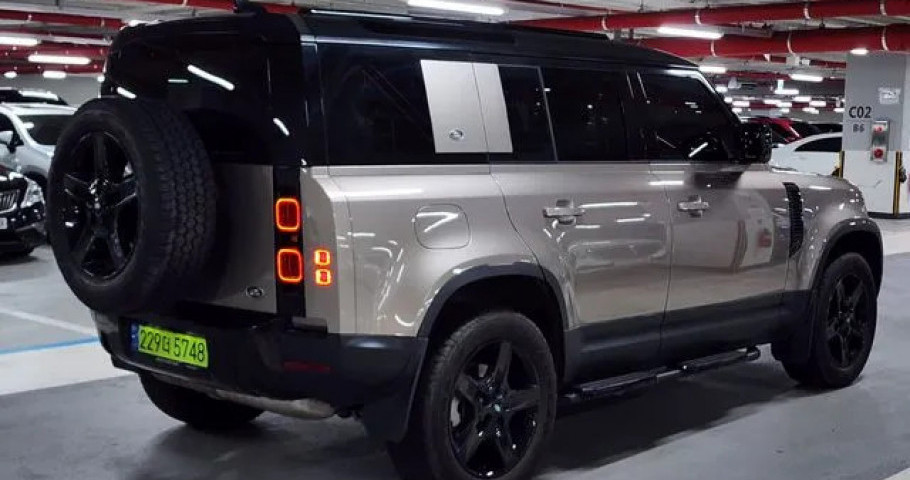 Land Rover Defender 