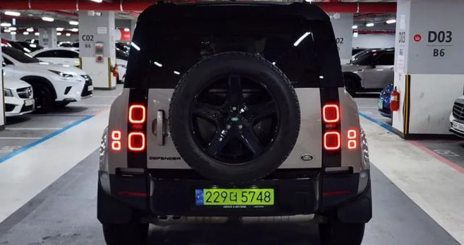 Land Rover Defender 