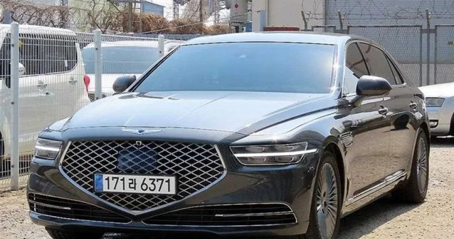 Genesis G90 