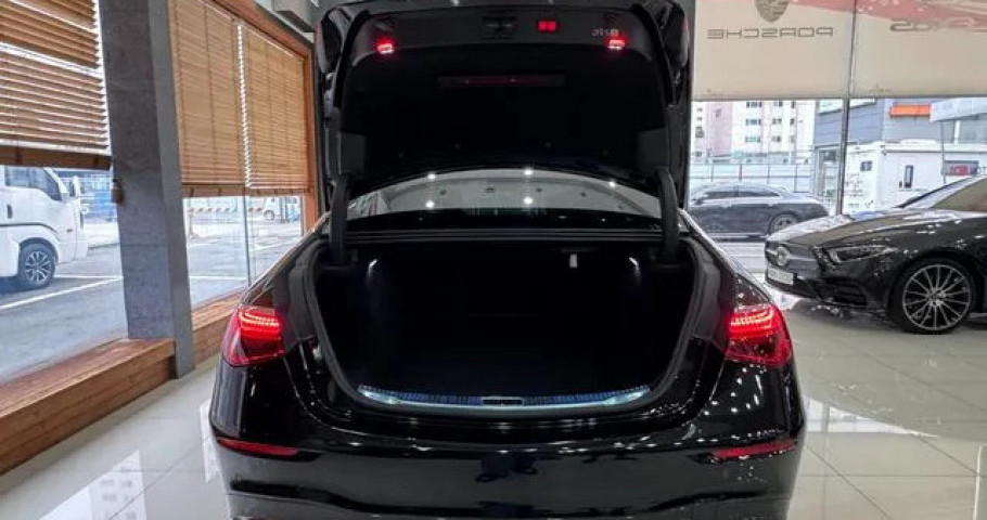 Mercedes-Benz S-Class 